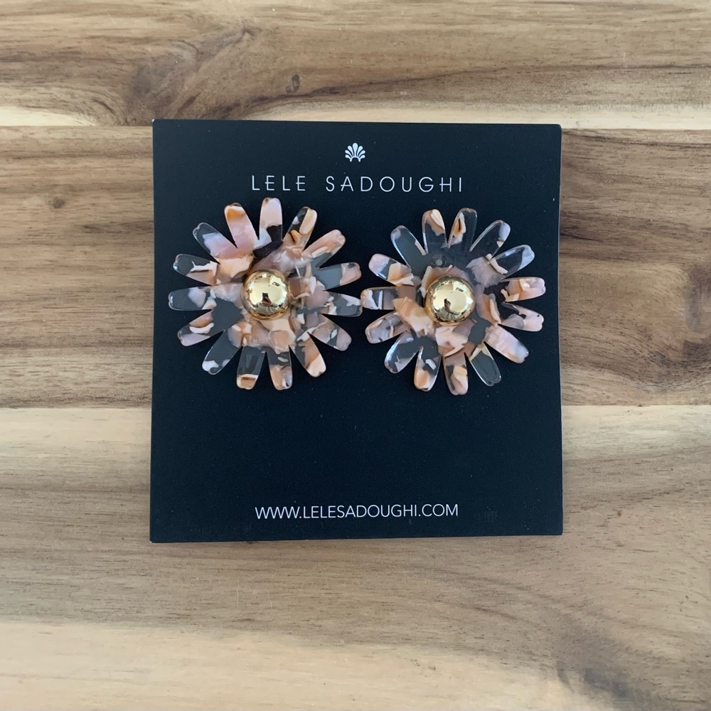 Lele Sadoughi Daisy botton earrings pink flower Mother of Pearl NWT